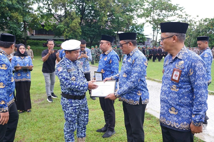 Wali Kota Parepare Beri Penghargaan Bappeda Atas Capaian Nilai MCSP 81,8 Kategori Terjaga pada Area Perencanaan 